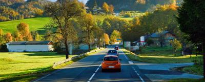 Auto fährt in eine Ortschaft