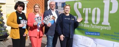 Frauenlandesrätin Daniela Winkler und Eisenstadts Bürgermeister Thomas Steiner mit Elke Aufner-Hergovich, Geschäftsführerin der Frauenservicestelle Mattersburg u. Eisenstadt (r.), und Elisabeth Roller, StoP Nordburgenland (l.).