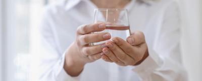 Frau mit Wasserglas