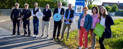 Verkehrslandesrat Heinrich Dorner (5.v.l.) mit Bürgermeister Andreas Kacsits (4.v.r.), Vizebürgermeister Jürgen Hofer(4.v.l.) sowie weiteren Beteiligten und der Exekutive bei der neuen Schulstraße in Deutschkreutz.