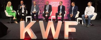 Moderatorin Sabine Kronberger, Kommunalverlags-Geschäftsführer Michael Zimper, Gemeindebund-Präsident Johannes Pressl, Präsident Manfred Sampl vom Salzburger Gemeindeverband, Robert Hörhann (Raiffeisen-Leasing), FLGÖ-Obmann Franz Haugensteiner und Benjamin Schmidbauer (VTA Austria GmbH).
