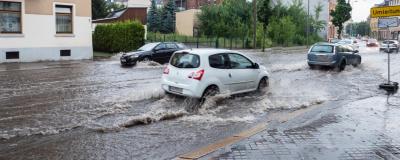Überflutete Straße nach einem Gewitter