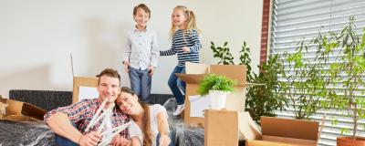 Familie freut sich über Umzug in neue Wohnung