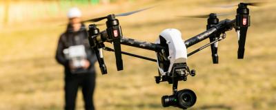 Mann steuert eine Drohne