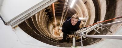 Landesrat Stefan Kaineder bei der Besichtigung eines Brunnens.