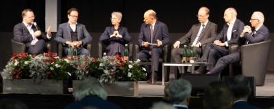 Staatssekretär Sepp Schellhorn, Eric Kirschner von Johanneum Research, Kärntens Landeshauptmann-Stellvertreterin Gaby Schaunig, Moderator Thomas Hofer, Hans Aubauer, Leiter des Gesundheitsbereichs bei der UNIQA-Versicherung, Post-CEO Walter Oblin und Gerhard Christiner, Vorstandssprecher der Austria Power Grid APG