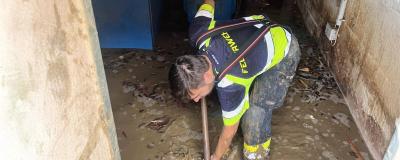 Feuerwehrmann reinigt Kellner nach Überflutung