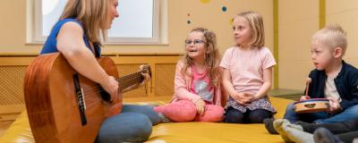 Kinder mit Kindergartenpädagogin