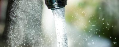 Wasser rinnt aus Hahn