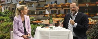 Staatssekretär Sepp Schellhorn mit Moderatorin Martin Klementin.