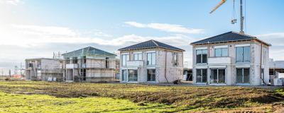 Baustelle mit Kran im Neubaugebiet