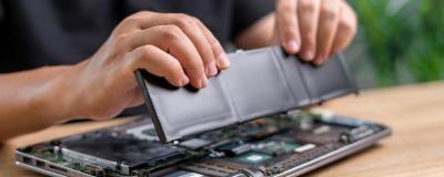 Akku aus einem Laptop wird entfernt