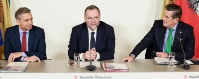 Wirtschaftsminister Wolfgang Hattmannsdorfer, Staatssekretär Sepp Schellhorn und Verkehrsminister Peter Hanke beim Pressefoyer nach dem Ministerrat.