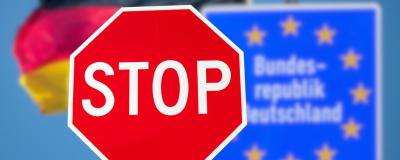 Schild Bundesrepublik Deutschland und Stoppschild als Symbol für die geschlossene deutsche Grenze