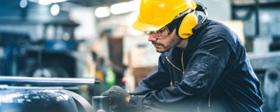 Arbeiter an einer Maschine