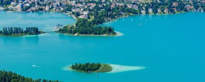 Blick auf die Kapuzinerinsel, die Pörtschacher Halbinsel und die Blumeninsel im Wörthersee