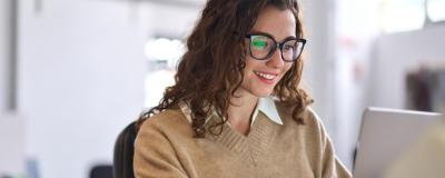 junge Frau mit Laptop