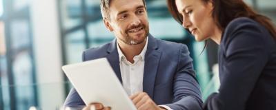 Chef mit Mitarbeiterin