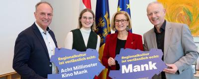 Eric Bouton, Betreiber des Kino „Acht Millimeter“ in Mank, mit Tochter Jaqueline Bouton, Landeshauptfrau Johanna Mikl-Leitner und Bürgermeister Martin Leonhardsberger mit der 100. „„Regionalkultur ist verlässlich echt“-Plakette.
