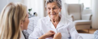 Pflegerin mit älterer Frau