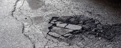 Schlagloch auf einer Straße