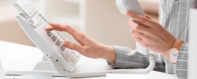 Frau beim Telefonieren