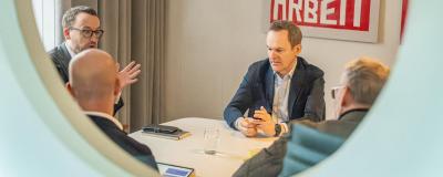  Jan Kluge und Franz Schellhorn beim Gespräch mit Michael Zimper und Hans Braun.