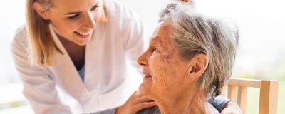 Pflegerin und alte Frau