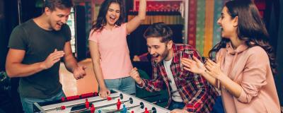 Jugendliche beim Tischfußball