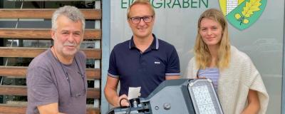 Eichgrabens Bürgermeister Georg Ockermüller hat mit dem Elektroanlagenbau Wallner (links Johann, rechts Julia Wallner) aus Altlengbach den Leuchtentausch vorgenommen.