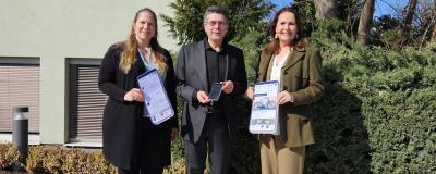 Stefanie Jirgal, Leiterin der Initiative „Stadt des Miteinanders“, Bürgermeister Peter Eisenschenk und Stadträtin Eva Koloseus.