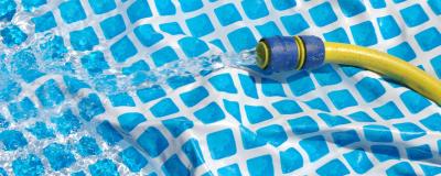 Schlauch in einem Plastikschwimmbecken