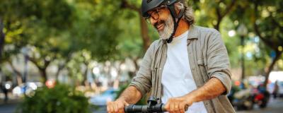 Mann auf einem Elektroroller