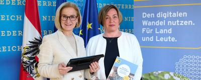 Landeshauptfrau Johanna Mikl-Leitner mit Gerlinde Muhr, Bürgermeisterin Bischofstetten.