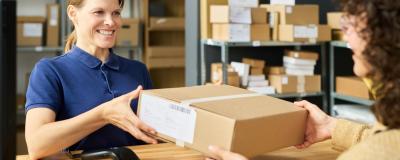 Frau übernimmt ein Paket