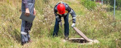 2 Männer begutachten ein Grundwasserreservoir