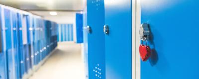Blaue Spinde und Vorhängeschloss in der Schule