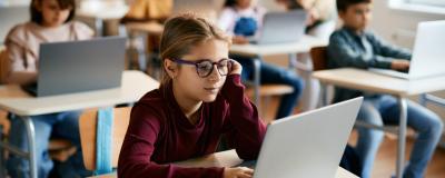 Schüler mit Laptops