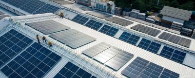 große PV-Anlage auf einem Dach
