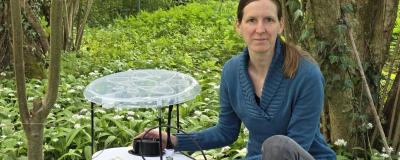 Karin Bakran-Lebl mit einer Lebendfalle für das Pathogen-Monitoring. 