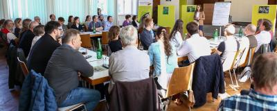  Rund 50 Vertreterinnen und Vertreter aus Landwirtschaft, Wasserbau, Naturschutz, Imkerei, Wissenschaft und Verwaltung brachten  ihre Erfahrungen und Perspektiven zur Eindämmung invasiver Arten ein.