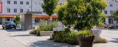 Der klimafitt umgestaltete Hauptplatz in Attnang-Puchheim.