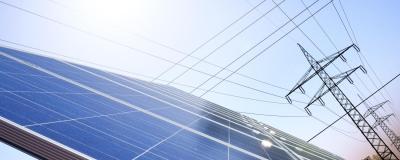 PV-Anlage und Strommast