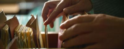 Frau sucht in Aktenschrank