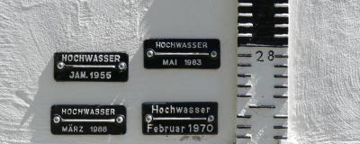 Hochwassermarken an Hauswand