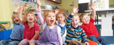 Kindergartenkinder zeigen auf