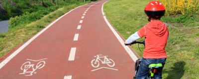 Kind auf einem Radweg