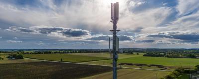 Handymast in einer Landschaft