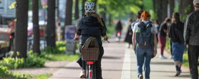 Radfahrerin und Fußgänger
