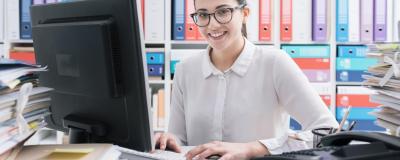 junge Angestellte vor einem Computer